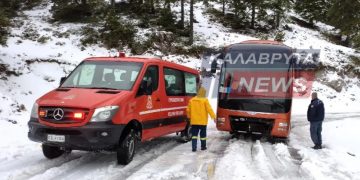 Alldaynews.gr Καλάβρυτα: Ακινητοποιημένο στα χιόνια τουριστικό λεωφορείο με 30 επιβάτες (φωτογραφίες)