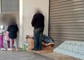 Η συγκλονιστική εικόνα της χρονιάς: Άστεγος δίνει κέρματα σε παιδάκια που του είπαν τα κάλαντα