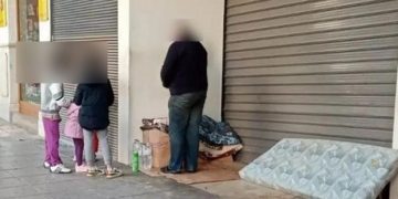 Η συγκλονιστική εικόνα της χρονιάς: Άστεγος δίνει κέρματα σε παιδάκια που του είπαν τα κάλαντα