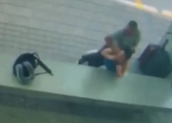 Τη γλίτωσε περαστικός: Προσπάθησε να πνίξει ανυποψίαστη γυναίκα με κορδόνι παπουτσιού – Σοκαριστικό video