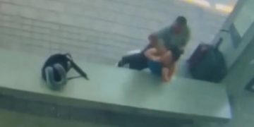 Alldaynews.gr Τη γλίτωσε περαστικός: Προσπάθησε να πνίξει ανυποψίαστη γυναίκα με κορδόνι παπουτσιού – Σοκαριστικό video