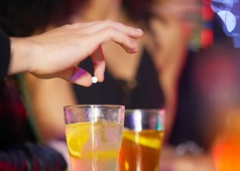 Ρώμη: Έριξαν χάπι στο ποτό και βίασαν 19χρονη φοιτήτρια -«Ξύπνησα με έναν άγνωστο να βρίσκεται επάνω μου»