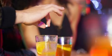 Alldaynews.gr Ρώμη: Έριξαν χάπι στο ποτό και βίασαν 19χρονη φοιτήτρια -«Ξύπνησα με έναν άγνωστο να βρίσκεται επάνω μου»