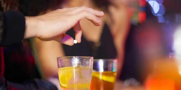 Alldaynews.gr Ρώμη: Έριξαν χάπι στο ποτό και βίασαν 19χρονη φοιτήτρια -«Ξύπνησα με έναν άγνωστο να βρίσκεται επάνω μου»