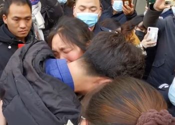 Παράνομη υιοθεσία: Έφτιαξε χάρτη από το χωριό του και το βρήκε η Αστυνομία- Βίντεο με τη στιγμή που ενώνεται με τη μητέρα του