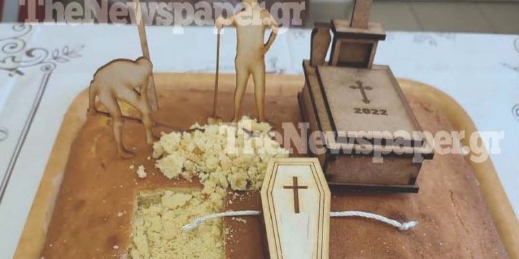 Η βασιλόπιτα στα Κοιμητήρια που έγινε viral – Τάφοι, νεκροθάφτες και κορονοϊός πάνω στην πίτα (φωτο)