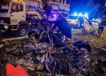 Τροχαίο με Ferrari στη Βούλα: «Κάποιος έτρεξε και έβγαλε τους επιβάτες από το όχημα», λέει μάρτυρας