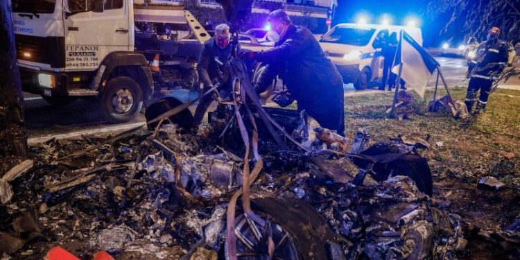 Alldaynews.gr Τροχαίο με Ferrari στη Βούλα: «Κάποιος έτρεξε και έβγαλε τους επιβάτες από το όχημα», λέει μάρτυρας