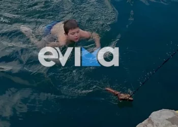 Συγκίνηση στην Εύβοια – 10χρονος βούτηξε μόνος του για να πιάσει τον Σταυρό