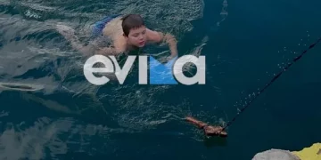 Alldaynews.gr Συγκίνηση στην Εύβοια – 10χρονος βούτηξε μόνος του για να πιάσει τον Σταυρό