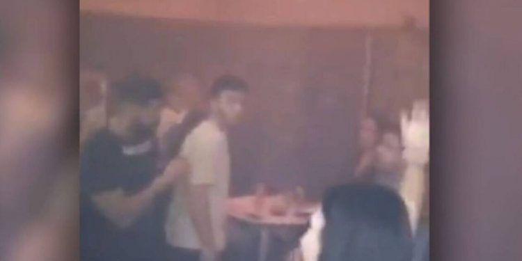 Alldaynews.gr Απίστευτο περιστατικό στη Θεσσαλονίκη: Έστησαν… «μπουζούκια» σε τουαλέτες μαγαζιού