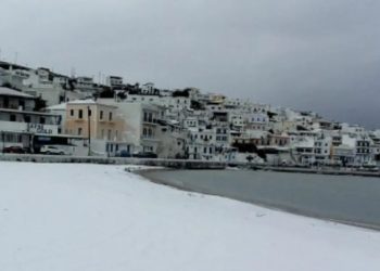 Κυκλάδες: Πυκνό χιόνι πέφτει στα νησιά – Στα «λευκά» Άνδρος και Τήνος (φωτο)