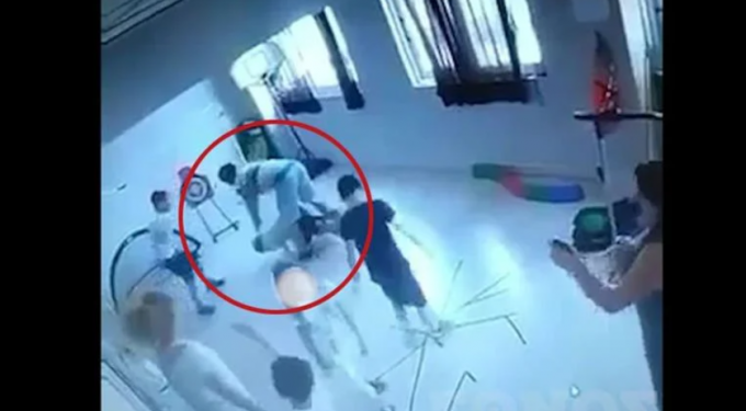 Φρίκη: Φυσικοθεραπευτής χτυπά με κλωτσιά στο κεφάλι παιδί σε Κέντρο της Αττικής (video)