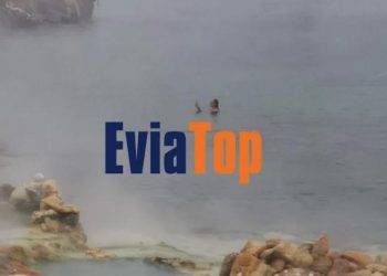 Εύβοια – Πραγματική απόλαυση: Τα πάντα χιονισμένα κι αυτός κάνει μπάνιο