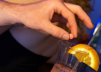 «Πρόσεχε μην σου ρίξουν κάτι στο ποτό σου» – Πού βρίσκουν οι δράστες το “χάπι του βιασμού”