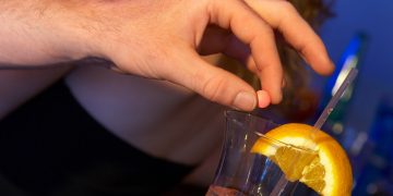 Alldaynews.gr «Πρόσεχε μην σου ρίξουν κάτι στο ποτό σου» – Πού βρίσκουν οι δράστες το “χάπι του βιασμού”