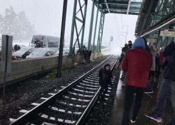 Αδιανόητες εικόνες: Οδηγοί παρατούν τ’ αυτοκίνητά τους και πηδάνε στον προαστιακό! (φωτο)