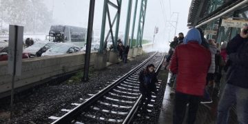 Alldaynews.gr Αδιανόητες εικόνες: Οδηγοί παρατούν τ’ αυτοκίνητά τους και πηδάνε στον προαστιακό! (φωτο)