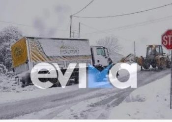 Κακοκαιρία «Ελπίς»: Τροχαίο με φορτηγό που βγήκε εκτός πορείας στο Αλιβέρι