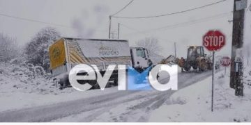 Κακοκαιρία «Ελπίς»: Τροχαίο με φορτηγό που βγήκε εκτός πορείας στο Αλιβέρι
