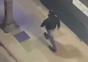 Πάτρα: Άνδρας ακολουθεί γυναίκες στο κέντρο της πόλης και αυνανίζεται – Βίντεο σοκ