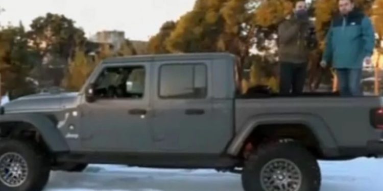 Alldaynews.gr Ιδιώτης εθελοντής απεγκλώβισε πάνω από 200 οχήματα στην Αττική Οδό