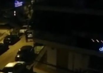 Θεσσαλονίκη: Βάζει τη μουσική στο… τέρμα και αρχίζει να χορεύει στη μέση του δρόμου