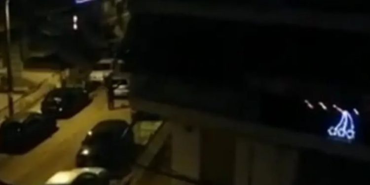 Θεσσαλονίκη: Βάζει τη μουσική στο… τέρμα και αρχίζει να χορεύει στη μέση του δρόμου