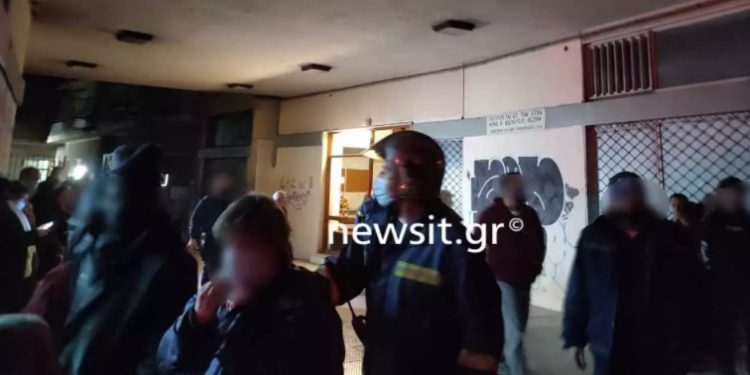 Alldaynews.gr Γαλάτσι-Θρίλερ: Άνδρας κρατά όμηρο την κοπέλα του και απειλεί να τινάξει την πολυκατοικία-Εκκενώθηκε το κτήριο