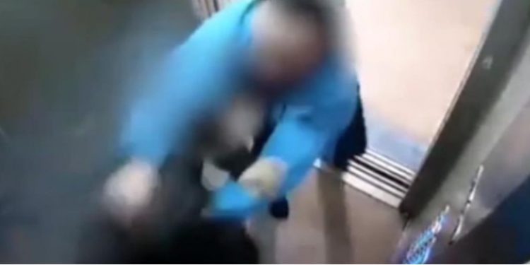 Πήρε το Νόμο στα χέρια του! Πατέρας ξυλοκόπησε τον άνδρα που παρενόχλησε την ανήλικη κόρη του[video]