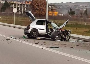 Διαλύθηκε αυτοκίνητο που καρφώθηκε σε δέντρο-Διασωληνώθηκε ο 18χρονος οδηγός