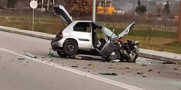 Alldaynews.gr Διαλύθηκε αυτοκίνητο που καρφώθηκε σε δέντρο-Διασωληνώθηκε ο 18χρονος οδηγός