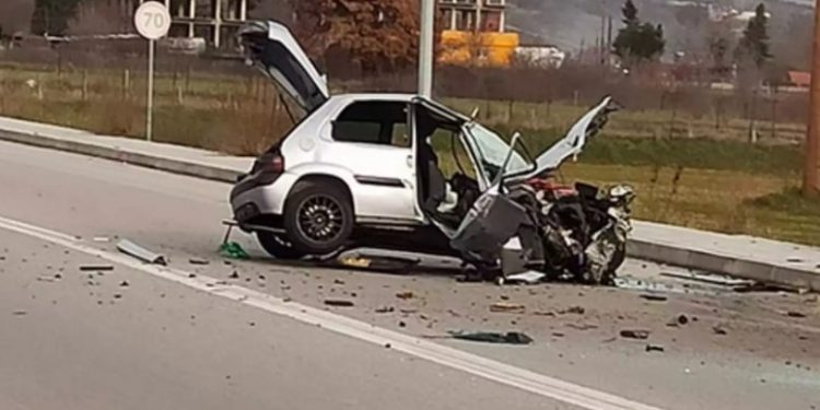 Alldaynews.gr Διαλύθηκε αυτοκίνητο που καρφώθηκε σε δέντρο-Διασωληνώθηκε ο 18χρονος οδηγός