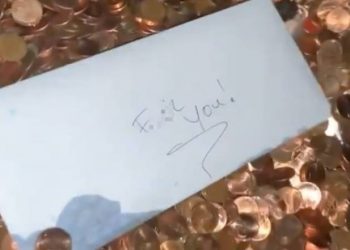 Τσακώθηκαν για την αμοιβή του και του πέταξε 1000 ευρώ σε κέρματα καλυμμένα με…[video]