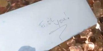 Τσακώθηκαν για την αμοιβή του και του πέταξε 1000 ευρώ σε κέρματα καλυμμένα με…[video]