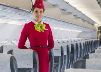 Γιατί οι αεροσυνοδοί έχουν το χέρι πίσω από την πλάτη