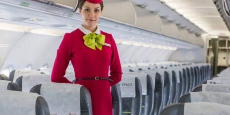 Alldaynews.gr Γιατί οι αεροσυνοδοί έχουν το χέρι πίσω από την πλάτη