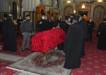 Μητροπολίτης Κοσμάς: Τυλιγμένο με βελούδινο ύφασμα το φέρετρο με το σκήνωμα του μακαριστού ιεράρχη