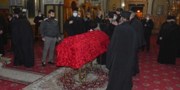 Μητροπολίτης Κοσμάς: Τυλιγμένο με βελούδινο ύφασμα το φέρετρο με το σκήνωμα του μακαριστού ιεράρχη