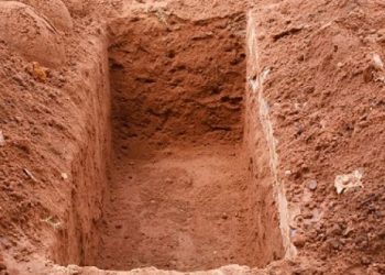 Τραγικό συμβάν: Τέσσερις Νεκροί-Έσκαβαν τάφο και τους σκότωσε κεραυνός