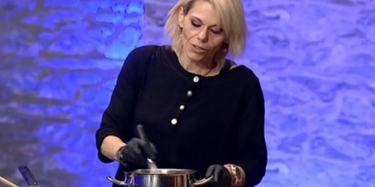 MasterChef: Η Μαρία είναι κρεοπώλης και τη φωνάζουν… Χίτλερ – Τα σμυρνέικα σουτζουκάκια της πήραν τρία «ναι»