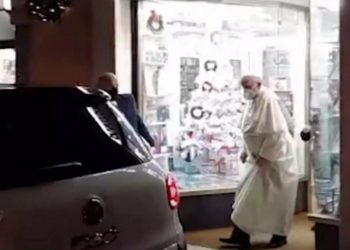 Ο πάπας Φραγκίσκος σε δισκάδικο στη Ρώμη για να δει «φίλους από τα παλιά»[video]