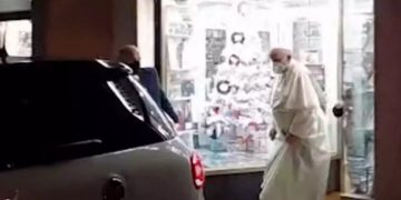 Ο πάπας Φραγκίσκος σε δισκάδικο στη Ρώμη για να δει «φίλους από τα παλιά»[video]