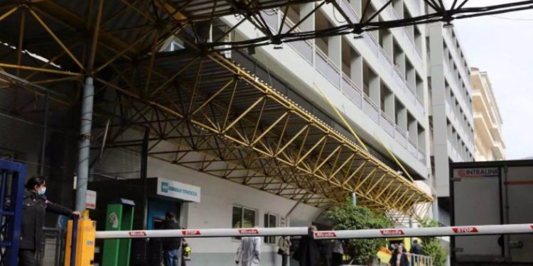 Ευαγγελισμός: Κατέρρευσε ψευδοροφή και τραυματίστηκαν εργαζόμενοι[photos]