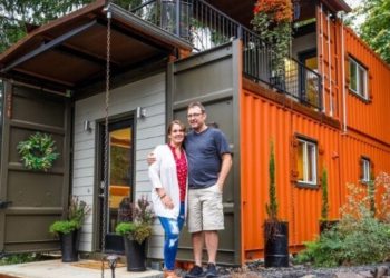 «Θέλαμε να ζήσουμε μία ζωή χωρίς δάνειο και χρέη»: Ζευγάρι έφτιαξε σπίτι από παλιά κοντέινερ και το εσωτερικό του εντυπωσιάζει[video]