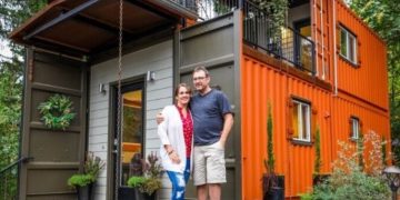 «Θέλαμε να ζήσουμε μία ζωή χωρίς δάνειο και χρέη»: Ζευγάρι έφτιαξε σπίτι από παλιά κοντέινερ και το εσωτερικό του εντυπωσιάζει[video]