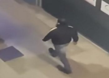 Πάτρα: Άνδρας ακολουθεί γυναίκες στο κέντρο της πόλης και αυνανίζεται – Βίντεο σοκ