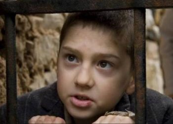 Ο «Δημητράκης» από το «Νησί» παίζει στον «Σασμό» και είναι εντελώς αγνώριστος