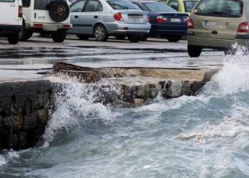 Σύρος: Του έπεσαν τα λεφτά στη θάλασσα, βούτηξε να τα πιάσει και κατέληξε να τον ψάχνει το Λιμενικό