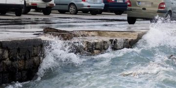 Alldaynews.gr Σύρος: Του έπεσαν τα λεφτά στη θάλασσα, βούτηξε να τα πιάσει και κατέληξε να τον ψάχνει το Λιμενικό